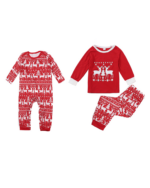 Röd julpyjamas med två renar runt en julgran