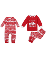 Röd julpyjamas med två renar runt en julgran