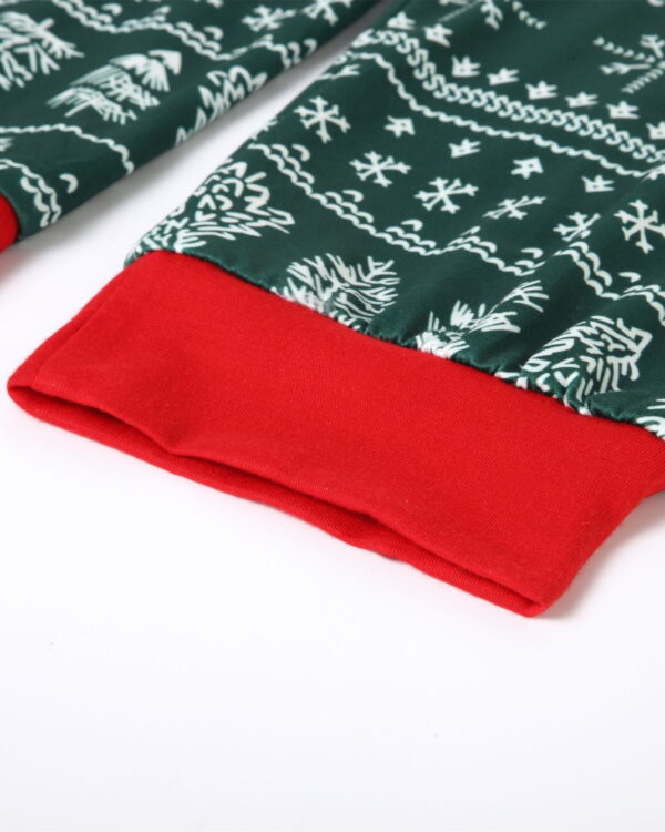 Moderno pigiama natalizio verde con motivi invernali, fiocchi di neve e abeti
