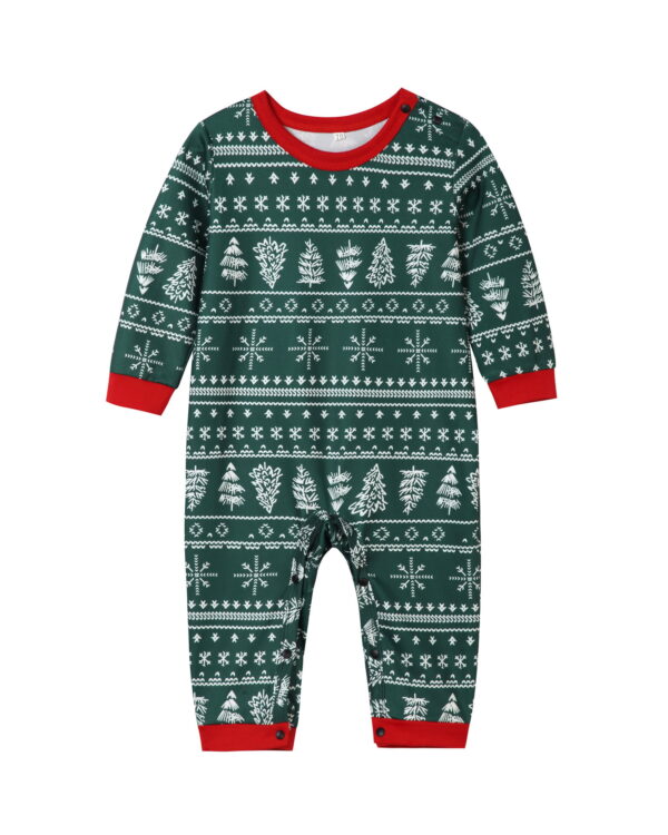 Modern grön julpyjamas med vintermotiv, snöflingor, granar