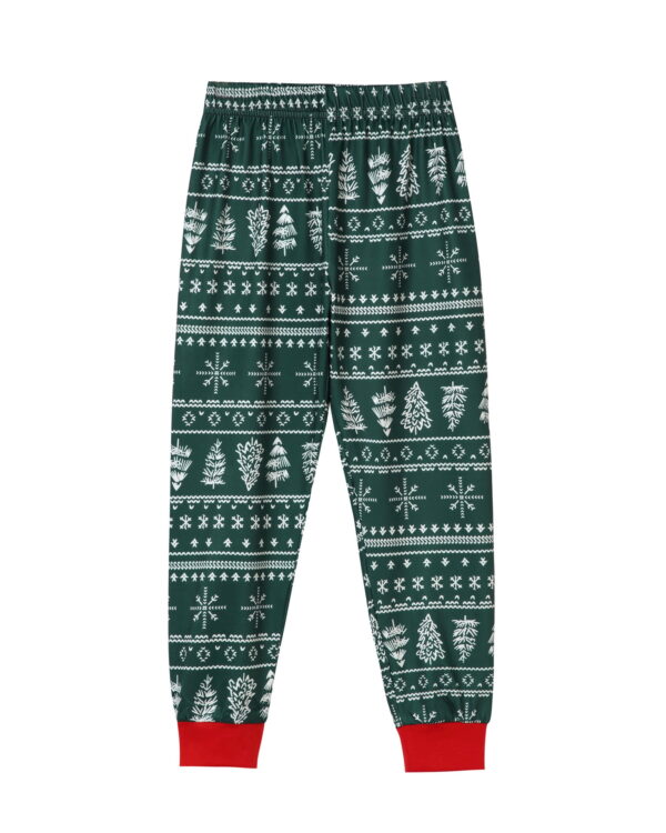 Modern grön julpyjamas med vintermotiv, snöflingor, granar