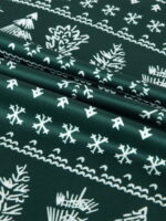 Moderne groene kerstpyjama met wintermotieven, sneeuwvlokken, dennenbomen