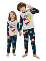Lustiger Weihnachtsmann, der sich an seinen Mond klammert, Weihnachtspyjama der Familie