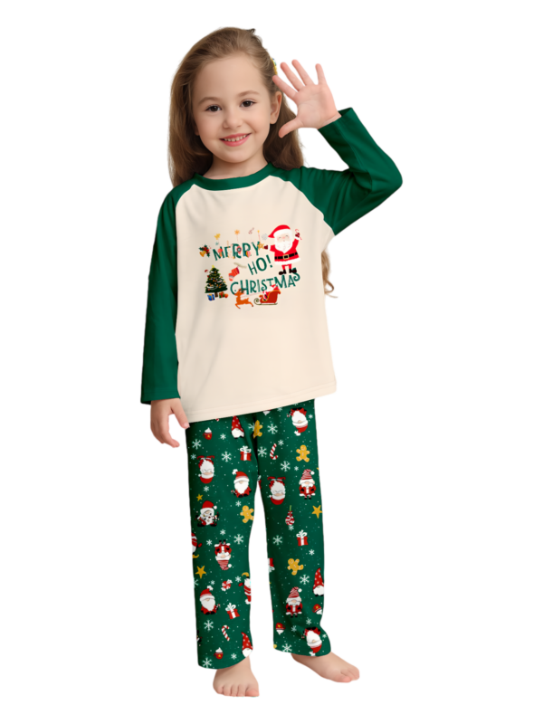 Originale pigiama natalizio verde stellato con motivi natalizi e di Babbo Natale