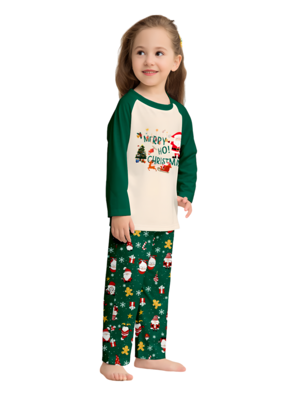 Originale pigiama natalizio verde stellato con motivi natalizi e di Babbo Natale