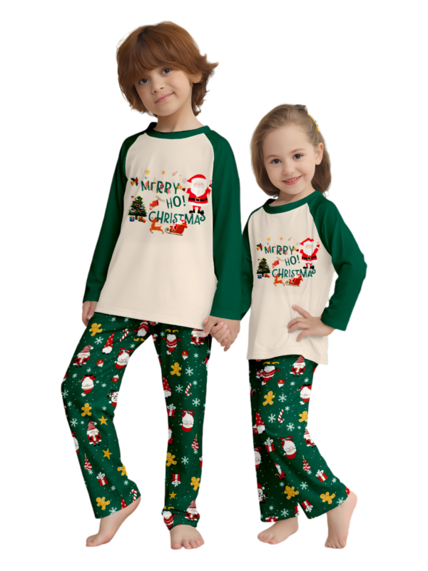 Originale pigiama natalizio verde stellato con motivi natalizi e di Babbo Natale