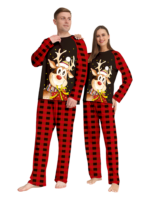 Renen mycket nöjd med sin gåva, pyjamas för familjer i rött, svart och rutigt
