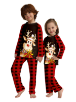 Renen mycket nöjd med sin gåva, pyjamas för familjer i rött, svart och rutigt