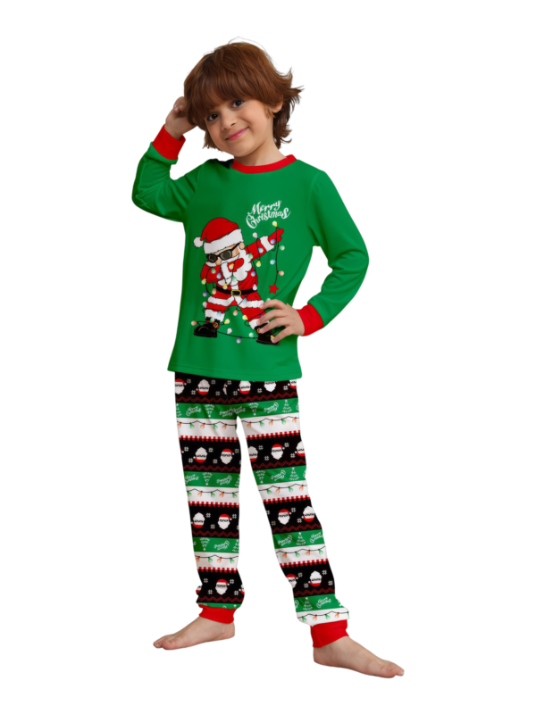 Familienpyjamas Santa in einer Girlande eingewickelt do a DAB