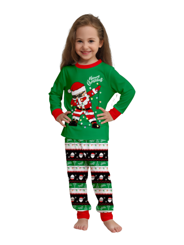 Familienpyjamas Santa in einer Girlande eingewickelt do a DAB