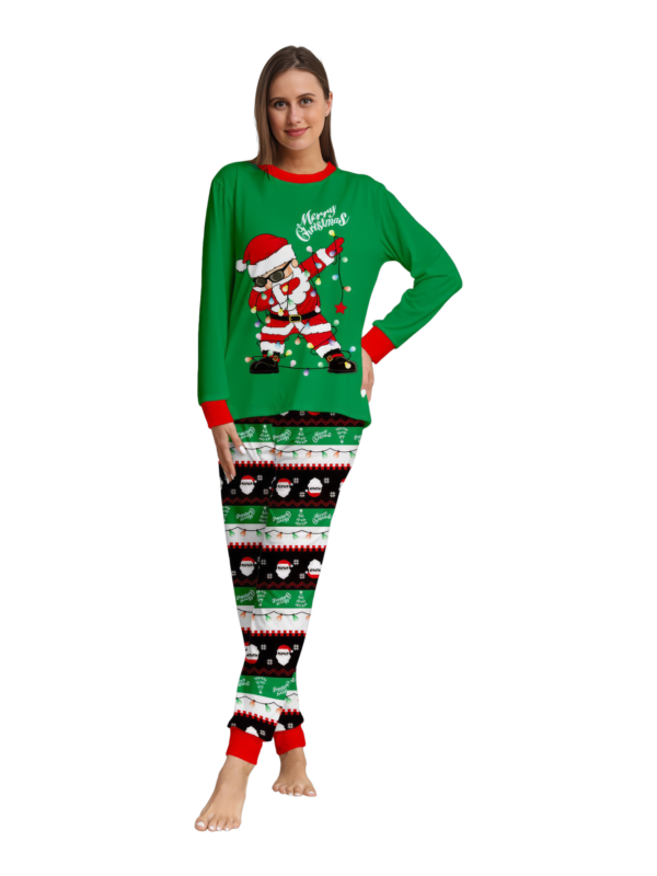 Familienpyjamas Santa in einer Girlande eingewickelt do a DAB