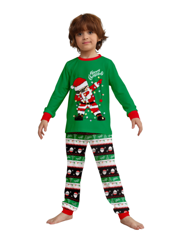 Familienpyjamas Santa in einer Girlande eingewickelt do a DAB