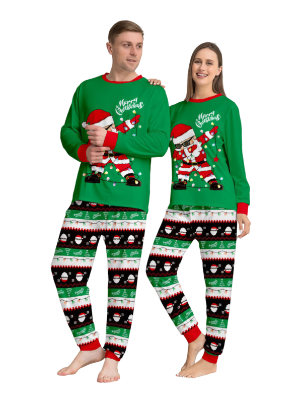 Familienpyjamas Santa in einer Girlande eingewickelt do a DAB