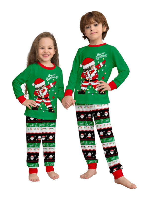 Familienpyjamas Santa in einer Girlande eingewickelt do a DAB