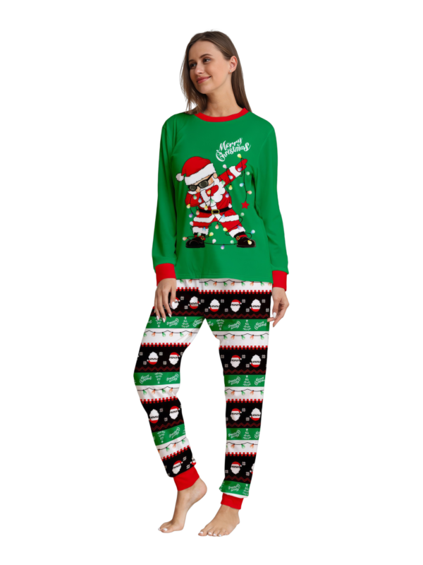 Familienpyjamas Santa in einer Girlande eingewickelt do a DAB
