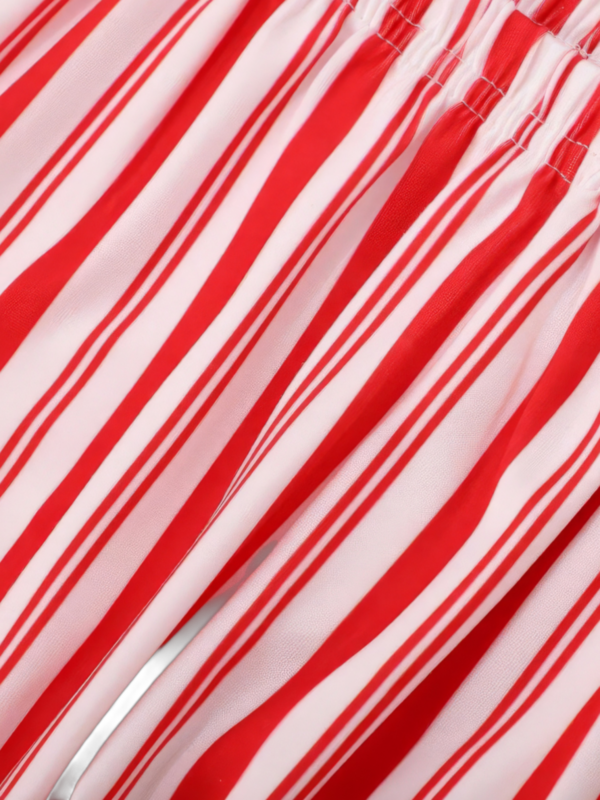 Echte kerstpyjama met knopen en rode en witte strepen voor het gezin