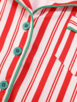 Echte kerstpyjama met knopen en rode en witte strepen voor het gezin