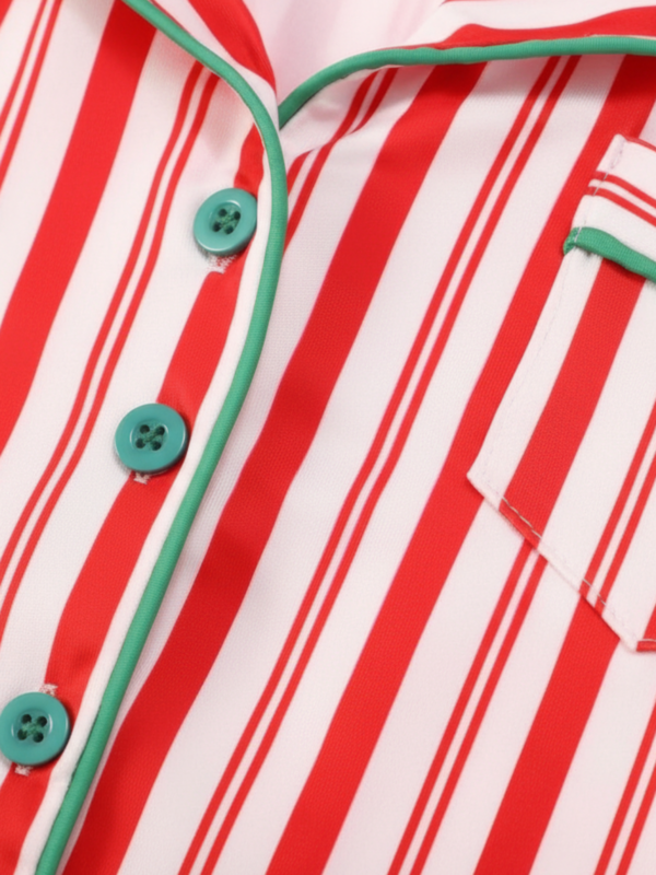 Echte kerstpyjama met knopen en rode en witte strepen voor het gezin