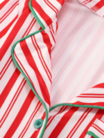 Echte kerstpyjama met knopen en rode en witte strepen voor het gezin