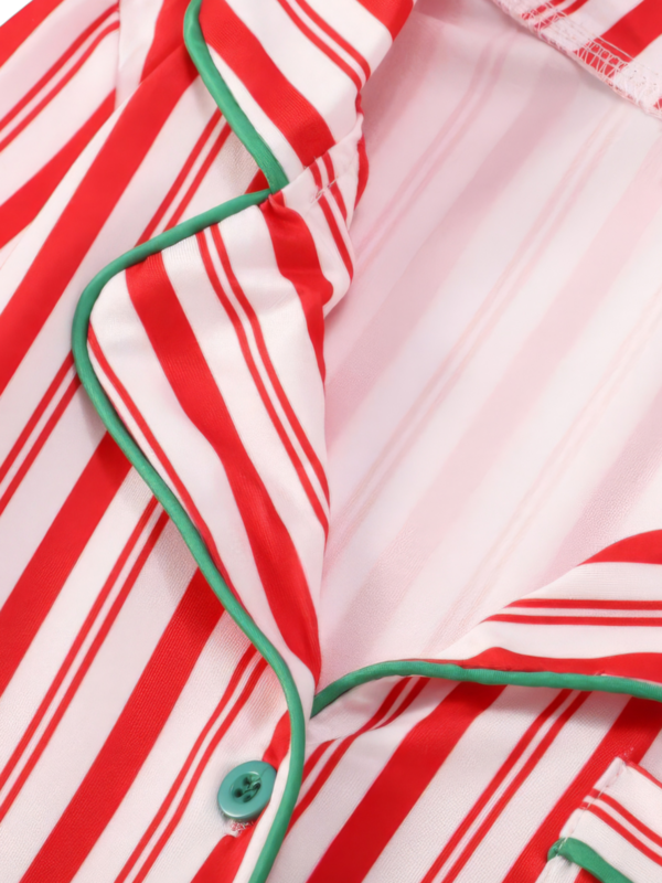 Echte kerstpyjama met knopen en rode en witte strepen voor het gezin