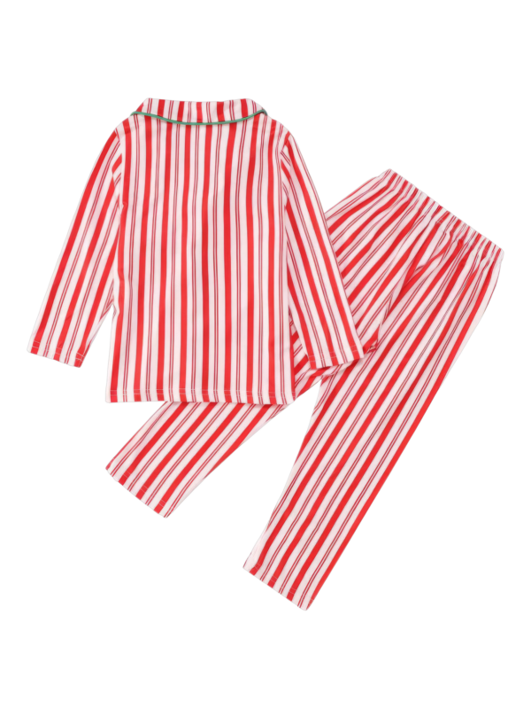 Echte kerstpyjama met knopen en rode en witte strepen voor het gezin