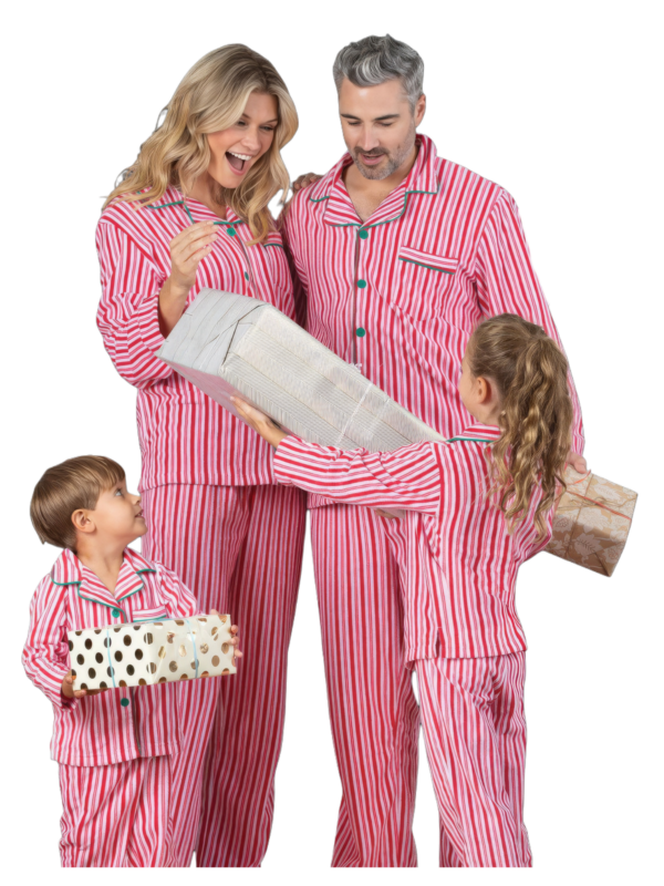 Echte kerstpyjama met knopen en rode en witte strepen voor het gezin