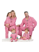 Echte kerstpyjama met knopen en rode en witte strepen voor het gezin