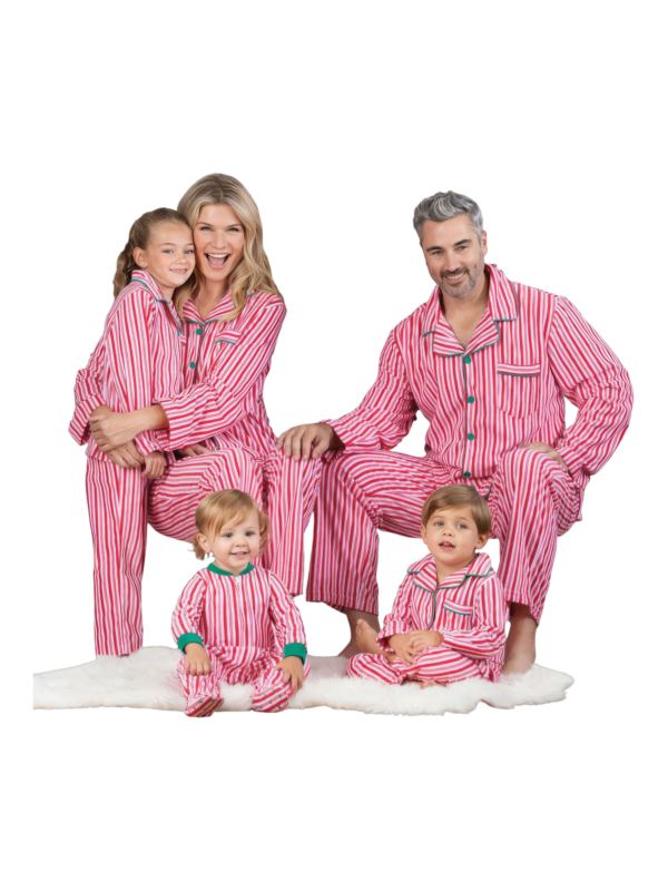 Echte kerstpyjama met knopen en rode en witte strepen voor het gezin